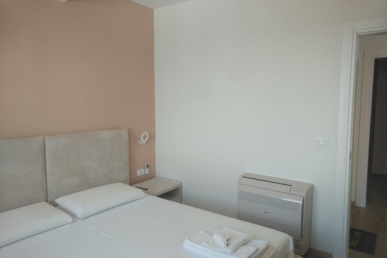 Deluxe Sea Apartment Vlorë Esterno foto