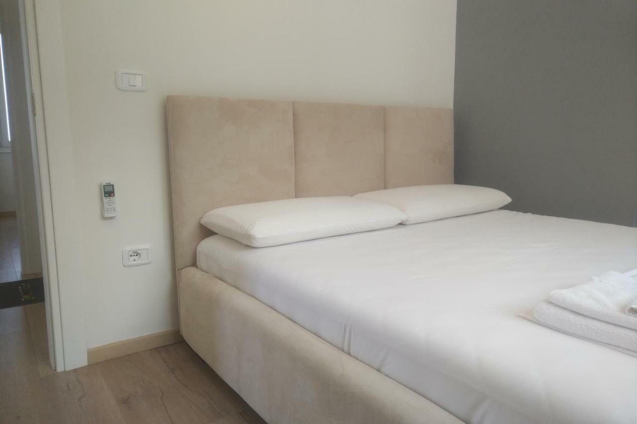 Deluxe Sea Apartment Vlorë Esterno foto